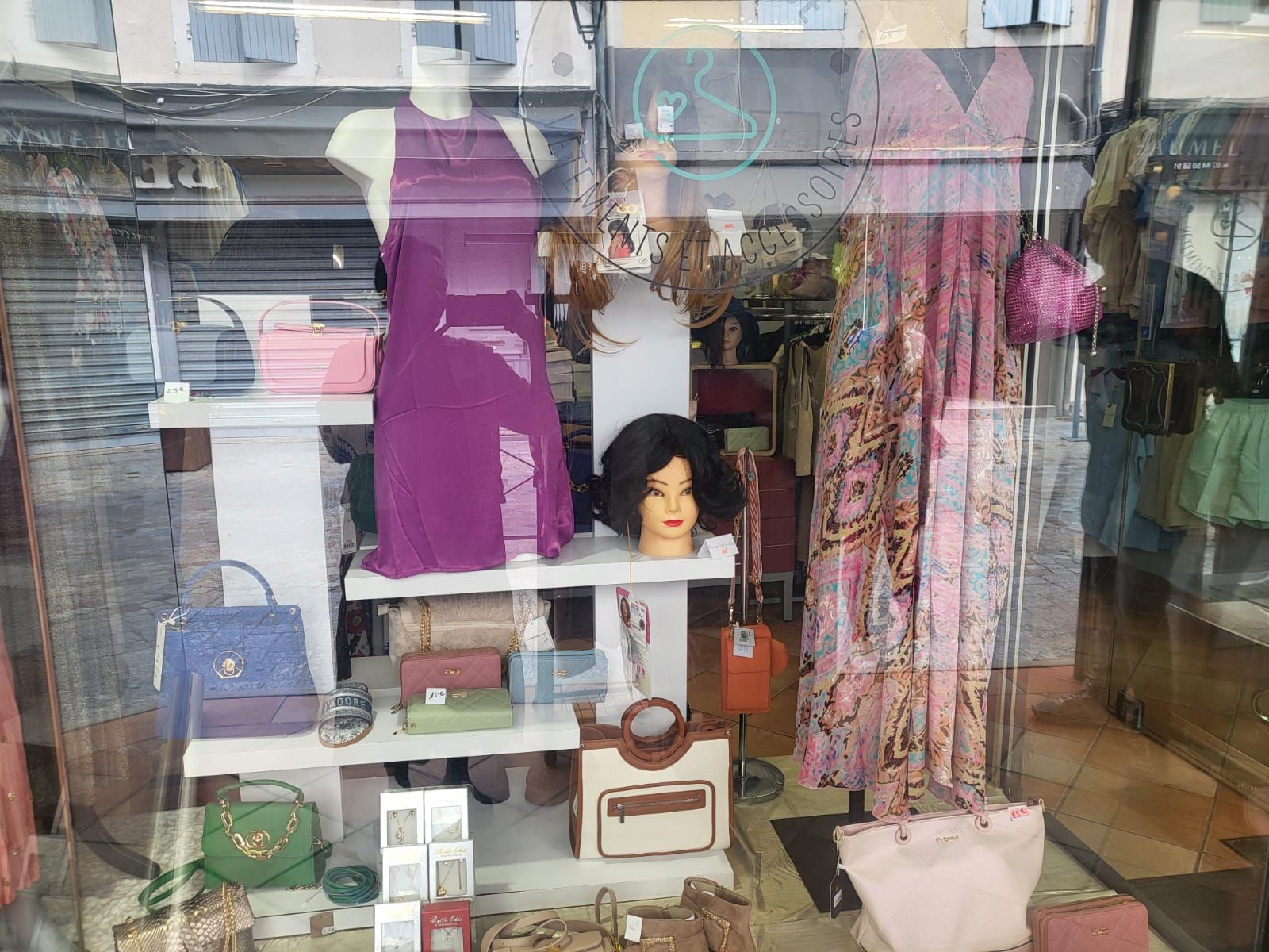 Intérieur boutique — foulards et sacs